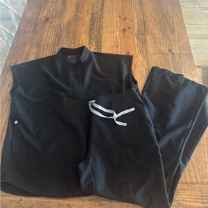 Figs women’s scrub set - small top/medium bottom)